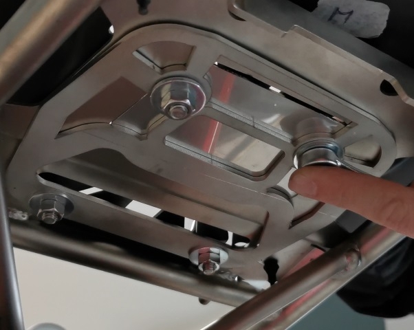 GPR TECH Aprilia Tuareg 660 2021/2024 e5 Topcase aus Aluminium, silberfarben mit spezifischer Platte inklusive Kapazität Liter 45