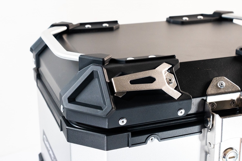 GPR TECH TOPCASE ALPI-TECH 45 LT. SILBER Topcase aus Aluminium, mit Soft-Rückenlehne, silberfarben mit Universalplatte inklusive Kapazität Liter 45