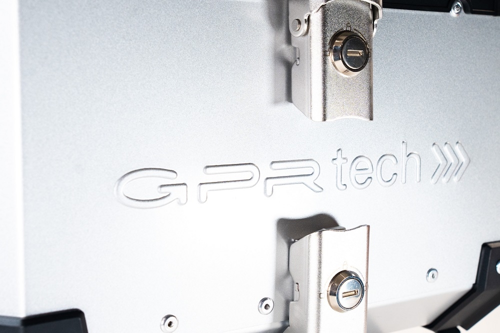 GPR TECH TOPCASE ALPI-TECH 45 LT. SILBER Topcase aus Aluminium, mit Soft-Rückenlehne, silberfarben mit Universalplatte inklusive Kapazität Liter 45