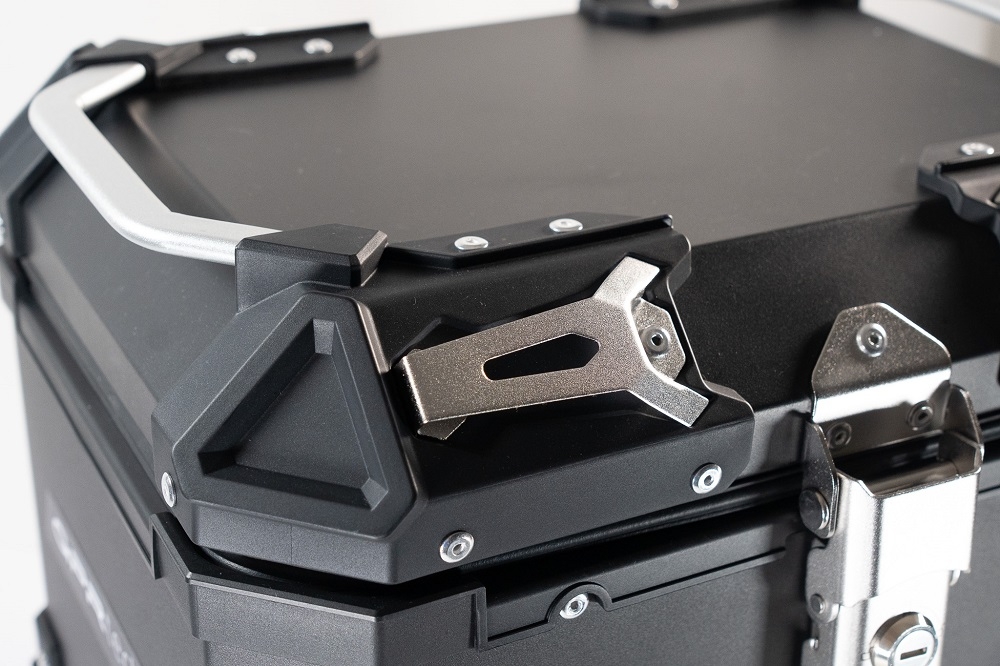 GPR TECH TOPCASE ALPI-TECH 45 LT. SCHWARZ Topcase aus Aluminium, mit Soft-Rückenlehne, schwarze Farbe mit Universalplatte inklusive Kapazität Liter 45
