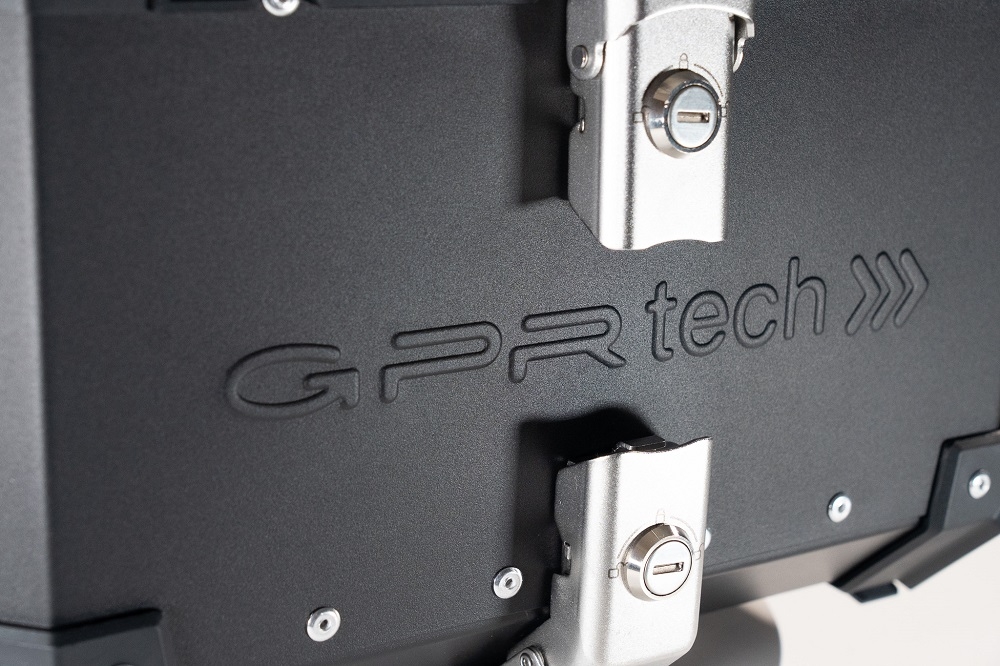 GPR TECH TOPCASE ALPI-TECH 45 LT. SCHWARZ Topcase aus Aluminium, mit Soft-Rückenlehne, schwarze Farbe mit Universalplatte inklusive Kapazität Liter 45