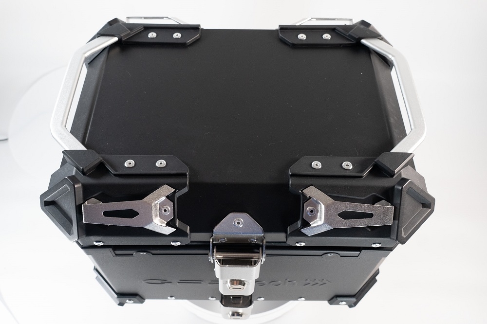 GPR TECH TOPCASE ALPI-TECH 45 LT. SCHWARZ Topcase aus Aluminium, mit Soft-Rückenlehne, schwarze Farbe mit Universalplatte inklusive Kapazität Liter 45