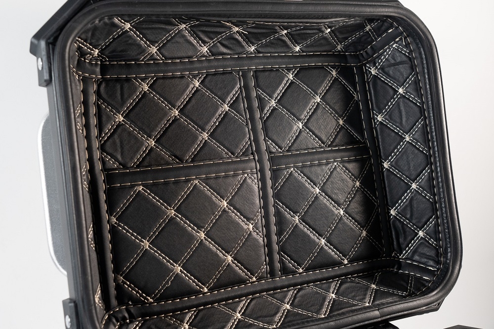 GPR TECH TOPCASE ALPI-TECH 45 LT. SCHWARZ Topcase aus Aluminium, mit Soft-Rückenlehne, schwarze Farbe mit Universalplatte inklusive Kapazität Liter 45