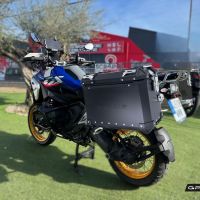 GPR TECH Bmw R 1300 GS Adventure 2023/2025 Seitenkofferpaar aus Aluminium , Farbe Schwarz mit speziellem Gepäckträger Fassungsvermögen 38 Liter + 38 Liter