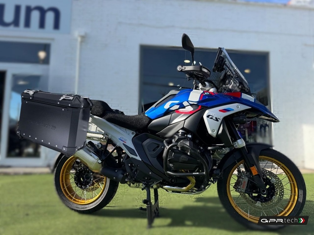 GPR TECH Bmw R 1300 GS Adventure 2023/2025 Seitenkofferpaar aus Aluminium , Farbe Schwarz mit speziellem Gepäckträger Fassungsvermögen 38 Liter + 38 Liter