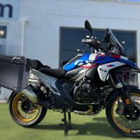 GPR TECH Bmw R 1300 GS Adventure 2023/2025 Seitenkofferpaar aus Aluminium , Farbe Schwarz mit speziellem Gepäckträger Fassungsvermögen 38 Liter + 38 Liter