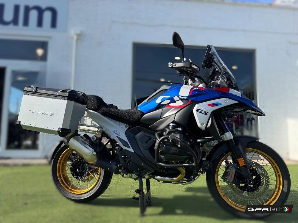 GPR TECH Bmw R 1300 GS Adventure 2023/2025 Seitenkofferpaar aus Aluminium , Farbe Silber mit speziellem Gepäckträger Fassungsvermögen 38 Liter + 38 Liter