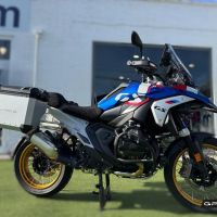 GPR TECH Bmw R 1300 GS Adventure 2023/2025 Seitenkofferpaar aus Aluminium , Farbe Silber mit speziellem Gepäckträger Fassungsvermögen 38 Liter + 38 Liter