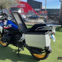 GPR TECH Bmw R 1300 GS Adventure 2023/2025 Seitenkofferpaar aus Aluminium , Farbe Silber mit speziellem Gepäckträger Fassungsvermögen 38 Liter + 38 Liter