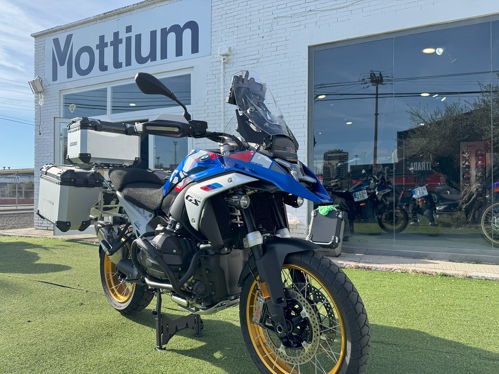GPR TECH Bmw R 1300 GS Adventure 2023/2025 Triptychon-Kit in silberner Farbe, mit Topcase 45 Lt + Seitenkoffer 38 Lt + 38 Lt + allgemeiner Gepäckträger Topcase-Kapazität 45 l + Seitenkoffer-Kapazität 38 l + 38 l