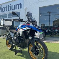 GPR TECH Bmw R 1300 GS Adventure 2023/2025 Triptychon-Kit in silberner Farbe, mit Topcase 45 Lt + Seitenkoffer 38 Lt + 38 Lt + allgemeiner Gepäckträger Topcase-Kapazität 45 l + Seitenkoffer-Kapazität 38 l + 38 l