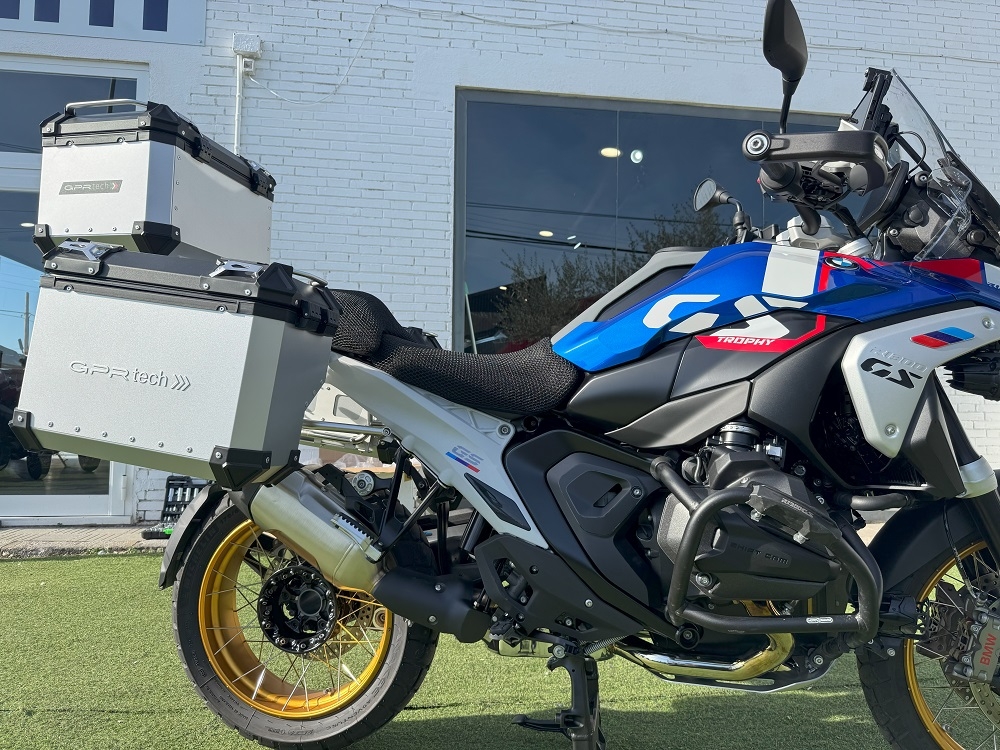 GPR TECH Bmw R 1300 GS Adventure 2023/2025 Triptychon-Kit in silberner Farbe, mit Topcase 45 Lt + Seitenkoffer 38 Lt + 38 Lt + allgemeiner Gepäckträger Topcase-Kapazität 45 l + Seitenkoffer-Kapazität 38 l + 38 l