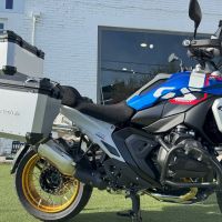 GPR TECH Bmw R 1300 GS Adventure 2023/2025 Triptychon-Kit in silberner Farbe, mit Topcase 45 Lt + Seitenkoffer 38 Lt + 38 Lt + allgemeiner Gepäckträger Topcase-Kapazität 45 l + Seitenkoffer-Kapazität 38 l + 38 l